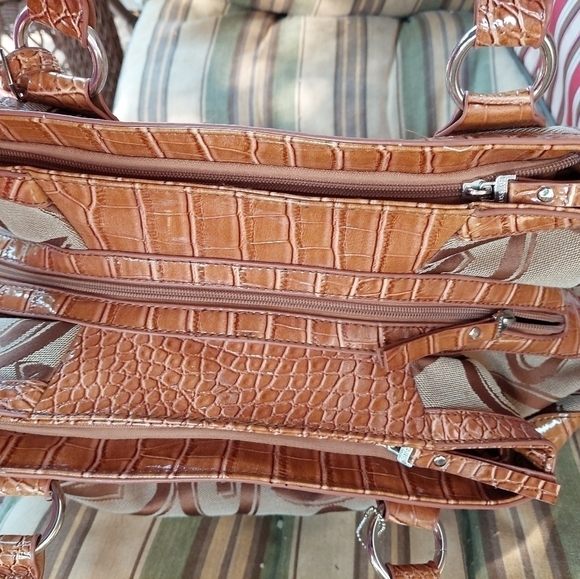 Gussaci Large 2-Tone Large Handbag/Purse - Picture 11 of 16